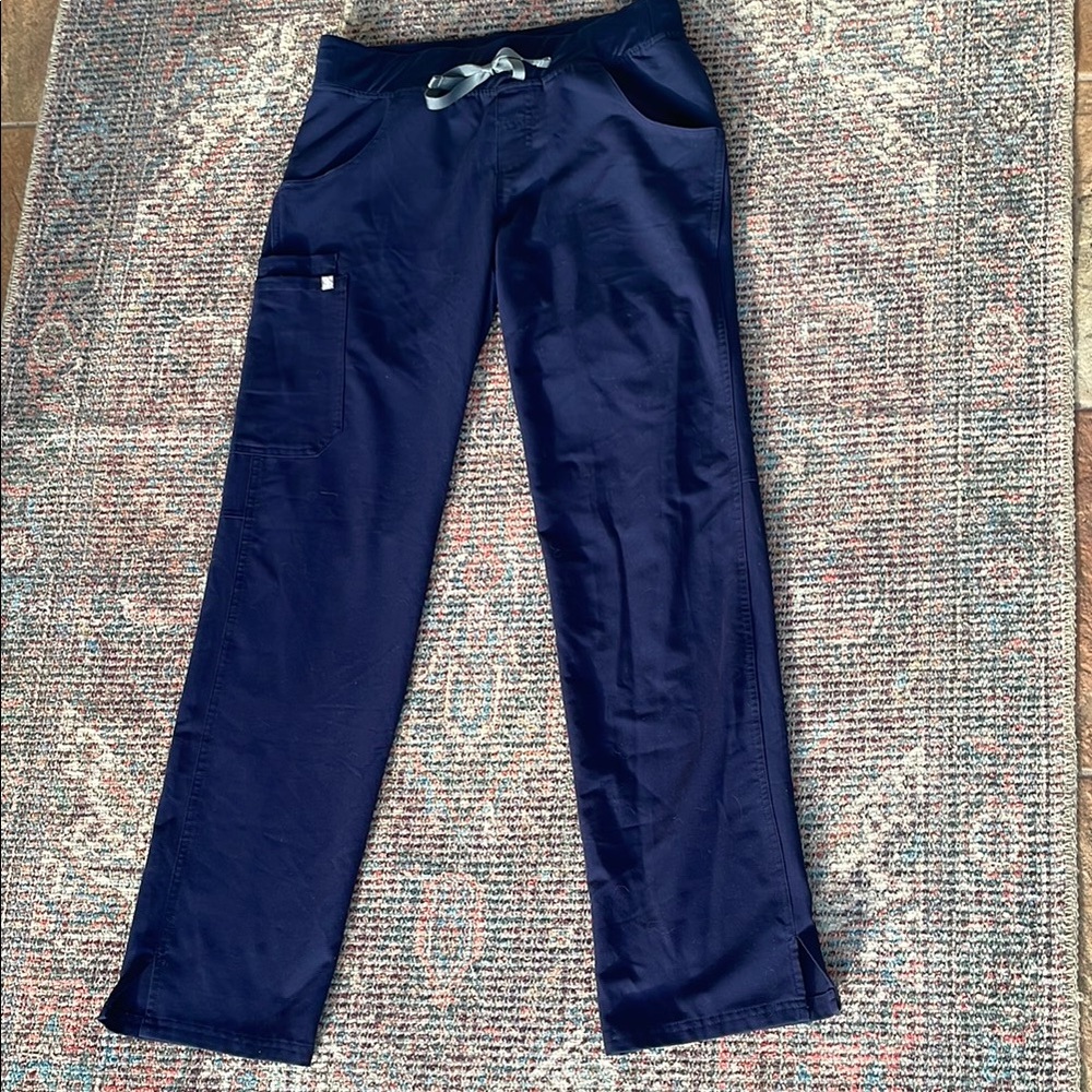 Figs Kade Cargo Pants in navy - Picture 2 of 8